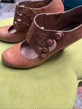 Miz Mooz Tan Leather Faux Button Straps Heel Zipper
